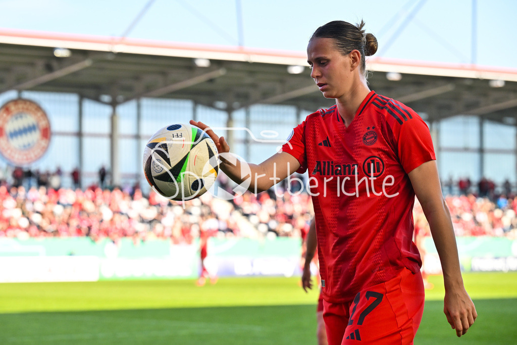FC Bayern München - TSG 1899 Hoffenheim | im Bild Klara BUEHL (FCB #17) mit Ball an der Hand / Einzelfoto / Freisteller / Frauen DFB Pokal: FC Bayern Muenchen - TSG 1899 Hoffenheim, FC Bayern Campus am 22.03.2025