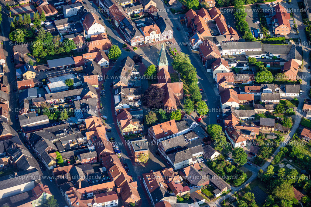 Wittingen_St. Stephanus Kirche_ELS_0080050623 | WITTINGEN 05.06.2023 Kirchengebäude " St. Stephanus Kirche " im Ortszentrum an der Straße Gänsemarkt in Wittingen im Bundesland Niedersachsen, Deutschland. // Church building " St. Stephanus Kirche " in the village of on street Gaensemarkt in Wittingen in the state Lower Saxony, Germany. Foto: Martin Elsen