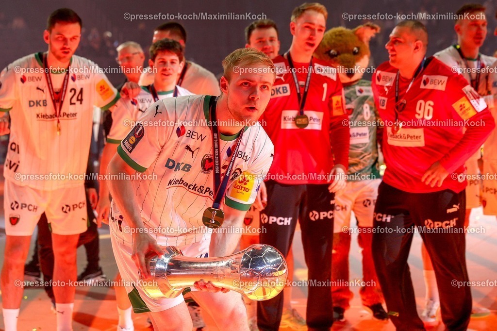 xSSCx19042602065 | 19.04.2026, xsscx, Handball, DHB-Pokal Lidl Final4, Finale, Füchse Berlin - Bergischer HC, Saison 2025 / 2026 Herren, Lanxess Arena, Köln: Die Mannschaft der Füchse Berlin feiert den Sieg im DHB-Pokal, Matthes Langhoff (Füchse Berlin #25) Photo: xSandraxScherningxPressefotoKochx