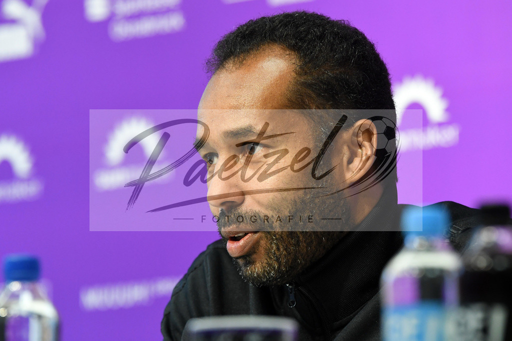 20200127_PKOSNA_0006 | Fußball, Herren: Trainer Daniel Thioune (VfL Osnabrück) schaut bei der Pressekonferenz des VfL Osnabrück am 27.01.2020 im Stadion an der Bremer Brücke in Osnabrück, Deutschland.(Foto von Nico Paetzel) - Realisiert mit Pictrs.com