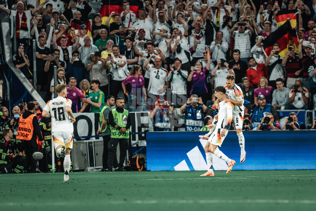 Fußball | Herren | UEFA-Fußball-Europameisterschaft 2024 | MD1 | Gruppe A | Deutschland vs. Schottland | 14.06.2024 | Kai Havertz (#7, Deutschland) trifft per Elfmeter zum 3:0 und jubelt, Joshua Kimmich (#6, Deutschland) springt ihm auf den Rücken