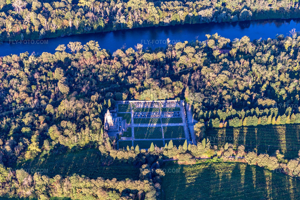 Aerial view: Crespi D'Add Cemetery in Capriate San Gervasio in the state Bergamo, Italy.Photo: IMG_134486.jpg taken on 09/19/2022 by Werner Riehm/FLY-FOTO.comResolution of the original: 5472 x 3648 px