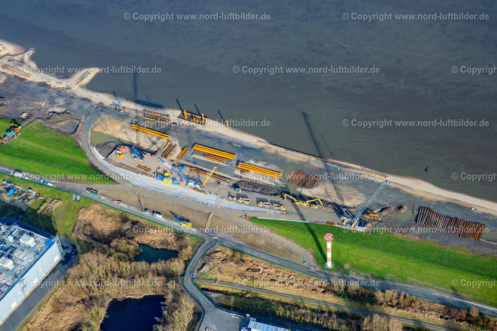 Stade_Bützfleth_Neubau_LNG_Terminal_Hafen_ELS_3448040223 | BREMERHAVEN 04.02.2023 Baustellen zum Ausbau der Wasserbrücke mit Leitungssystemen des LNG Erdgas und Flüssiggas- Terminal und Entladekai und AOS Raffinerie- Werksgelände an der Straße Am Seehafen im Ortsteil Bützfleth in Stade im Bundesland Niedersachsen, Deutschland. Weiterführende Informationen bei: AOS Aluminium Oxid Stade GmbH,  Dow Deutschland Anlagengesellschaft mbH,  Hafenbetriebs GmbH & Co. KG,  Hanseatic Energy Hub GmbH. // Construction site of Water bridge with line systems of the LNG natural gas and liquid gas terminal and unloading quay and AOS Raffinerie- Werksgelaende on street Am Seehafen in the district Buetzfleth in Stade in the state Lower Saxony, Germany. Further information at: AOS Aluminium Oxid Stade GmbH,  Dow Deutschland Anlagengesellschaft mbH,  Hafenbetriebs GmbH & Co. KG,  Hanseatic Energy Hub GmbH. Foto: Martin Elsen