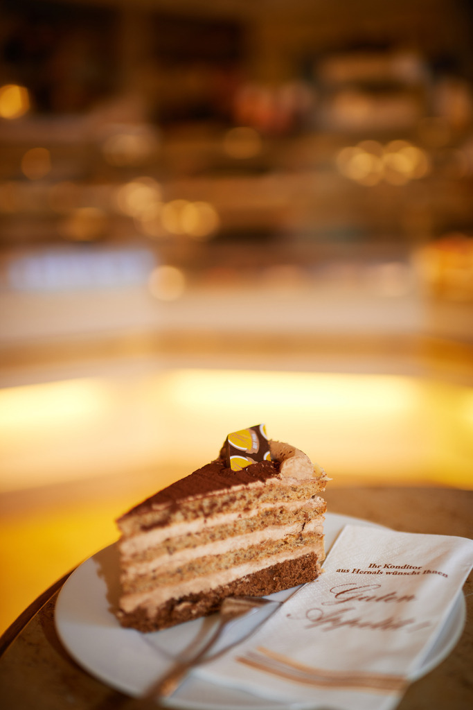Cafe Hübler | Wien, Austria - January 16, 2019: Cafe Hübler; eine Hüblertorte steht auf dem Tisch im Verkaufsraum. - Realisiert mit Pictrs.com