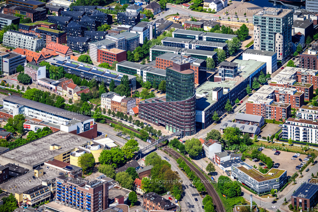 Hamburg_Harburg_Channel_Tower_ELS_6950090525 | HAMBURG 09.05.2025 Hochhaus- Gebäude "Channel Tower Hamburg" im Gewerbegebiet an der Straße Karnapp in Hamburg, Deutschland. Weiterführende Informationen bei: Altran Deutschland S.A.S. & Co. KG,  Cushman & Wakefield LLP,  OFFICEFIRST Real Estate GmbH,  Winking Froh  Architekten GmbH. // Building "Channel Tower Hamburg" in the business area on street Karnapp in Hamburg, Germany. Further information at: Altran Deutschland S.A.S. & Co. KG,  Cushman & Wakefield LLP,  OFFICEFIRST Real Estate GmbH,  Winking Froh  Architekten GmbH. Foto: Martin Elsen