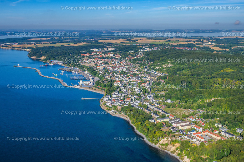 Sassnitz_Rügen_ELS_7115100822 | SASSNITZ 10.08.2022 Ortsansicht an der Meeres-Küste Ostsee Sassnitz im Bundesland Mecklenburg-Vorpommern. Weiterführende Informationen bei: Nationalpark-Zentrum KÖNIGSSTUHL Sassnitz gemeinnützige GmbH. // Townscape on the seacoast of Baltic SeaSassnitz in the state Mecklenburg - Western Pomerania. Further information at: Nationalpark-Zentrum KOeNIGSSTUHL Sassnitz gemeinnuetzige GmbH. Foto: Martin Elsen