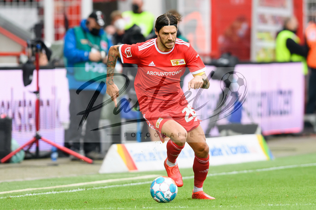 FCUBMG20210829_118 | Fussball, Herren: Christopher Trimmel (1.FC Union Berlin) in Aktion, am Ball, Einzelaktion beim Spiel der 1. Bundesliga zwischen 1. FC Union Berlin und Borussia Moenchengladbach im Stadion An der Alten Foersterei am 29.08.2021 in Berlin, Deutschland. - Realisiert mit Pictrs.com