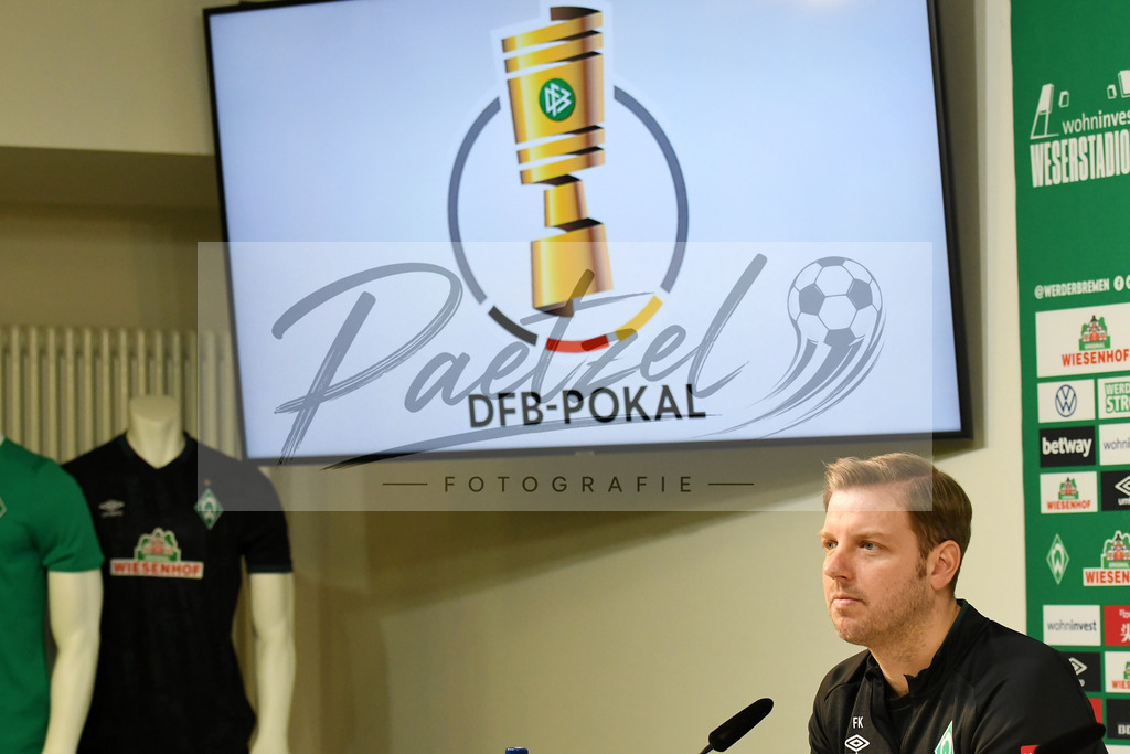 20200303_PKWBRE_0004 | Fussball, Herren: Trainer Florian Kohfeldt (SV Werder Bremen) schaut waehrend der Pressekonferenz des SV Werder Bremen im Presseraum des wohninvest Weserstadion am 03.03.2020 in Bremen, Deutschland. - Realisiert mit Pictrs.com
