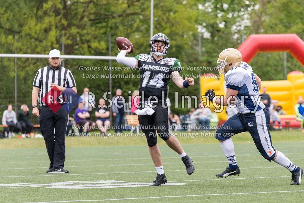 Fußball, Saison 2022, Oberliga Nord, Hamburg Black Swans - Flensburg Sealoards, Swans Field (Hamburg), 07.05.2022, 1. Spieltag | Frederik Mußler (#14, Swans, QB)