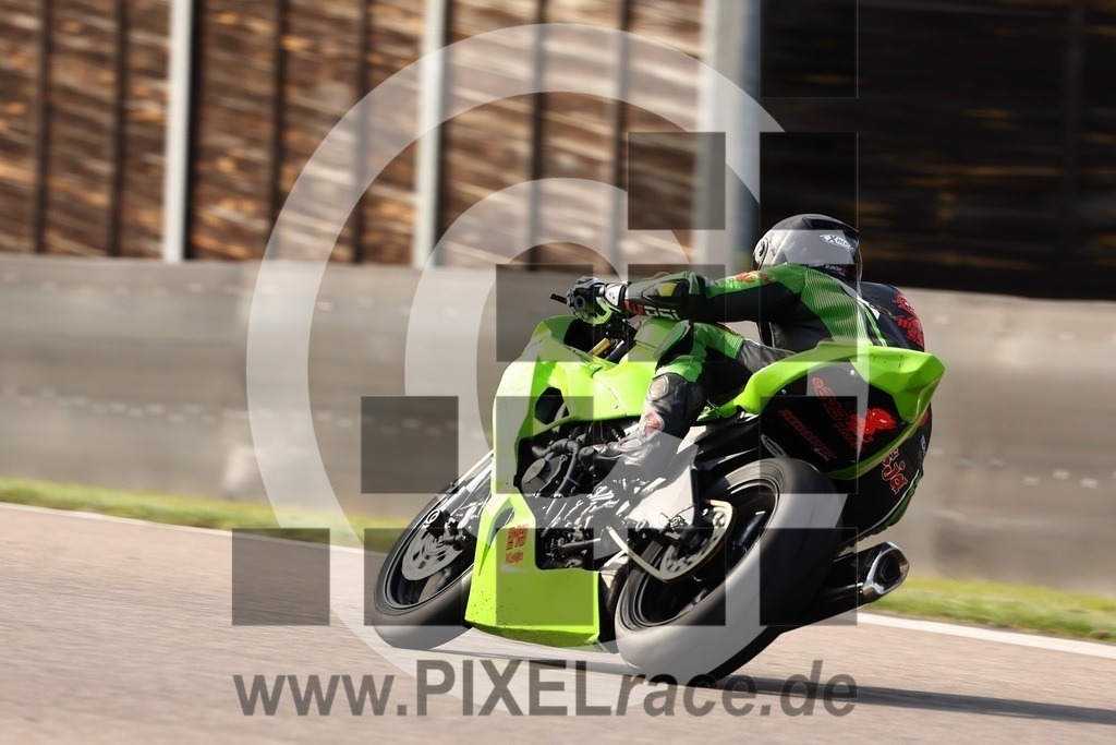 0213-20240923_11800 | Schöne Erinnerungen an spannende Momente - das festzuhalten ist unser Job. PIXELrace.de ist seit 2003 auf den Rennstrecken Europas unterwegs um die Action draußen beim Fahren und die wunderbare Stimmung imm Fahrerlager für euch einzufangen.