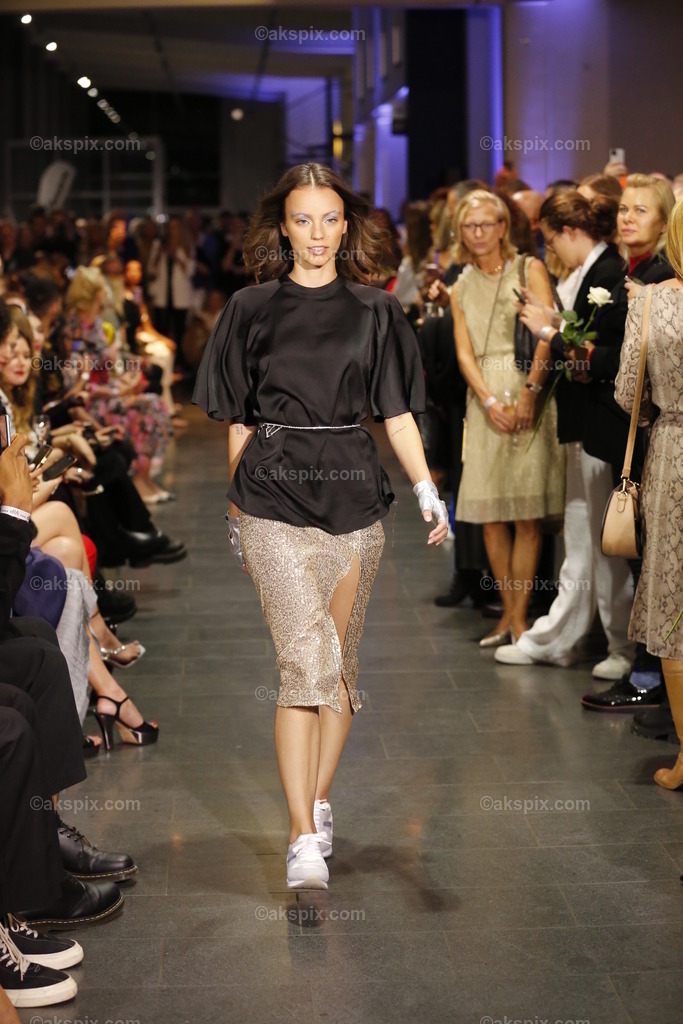 Deutschland: Fashionshow Silvermagic der brasilianischen Designerin Aline CELI während der Fashion Week Berlin | 08.09.2022, Berlin, Deutschland, Models laufen bei der Modenschau Silvermagic der brasilianischen Designerin Aline CELI während der Fashion Week Berlin im Autohaus König am 8. September 2022 in Berlin, Deutschland, über den Laufsteg.