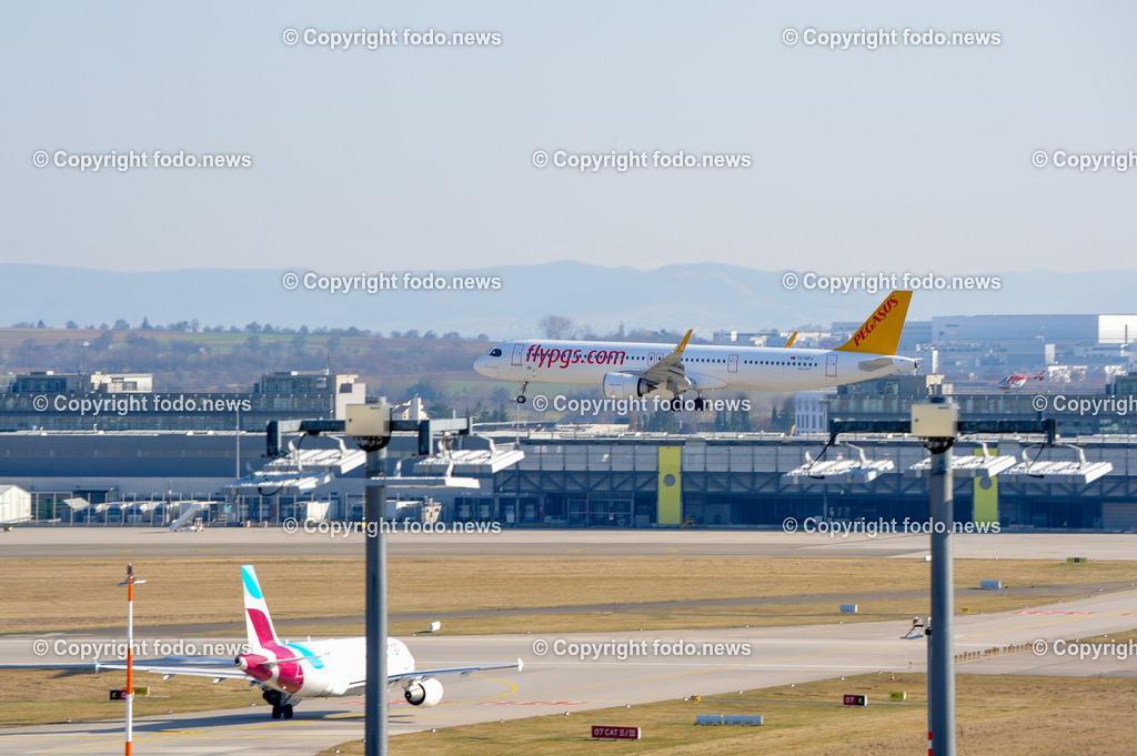 Deutschland_ Baden-Wuerttemberg_ Stuttgart_ Flughafen_ 09.03.2025-10 | 09.03.2025, Deutschland, GER, Baden-Wuerttemberg, Stuttgart, im Bild Stuttgart Airport, Flughafen, Flugfeld, Rollfeld, Vorfeld, Flugzeug, Urlaub, Reise, Business, Start, Landung, Gangway, Pegasus, Flypgs, Feature, Symbolbild