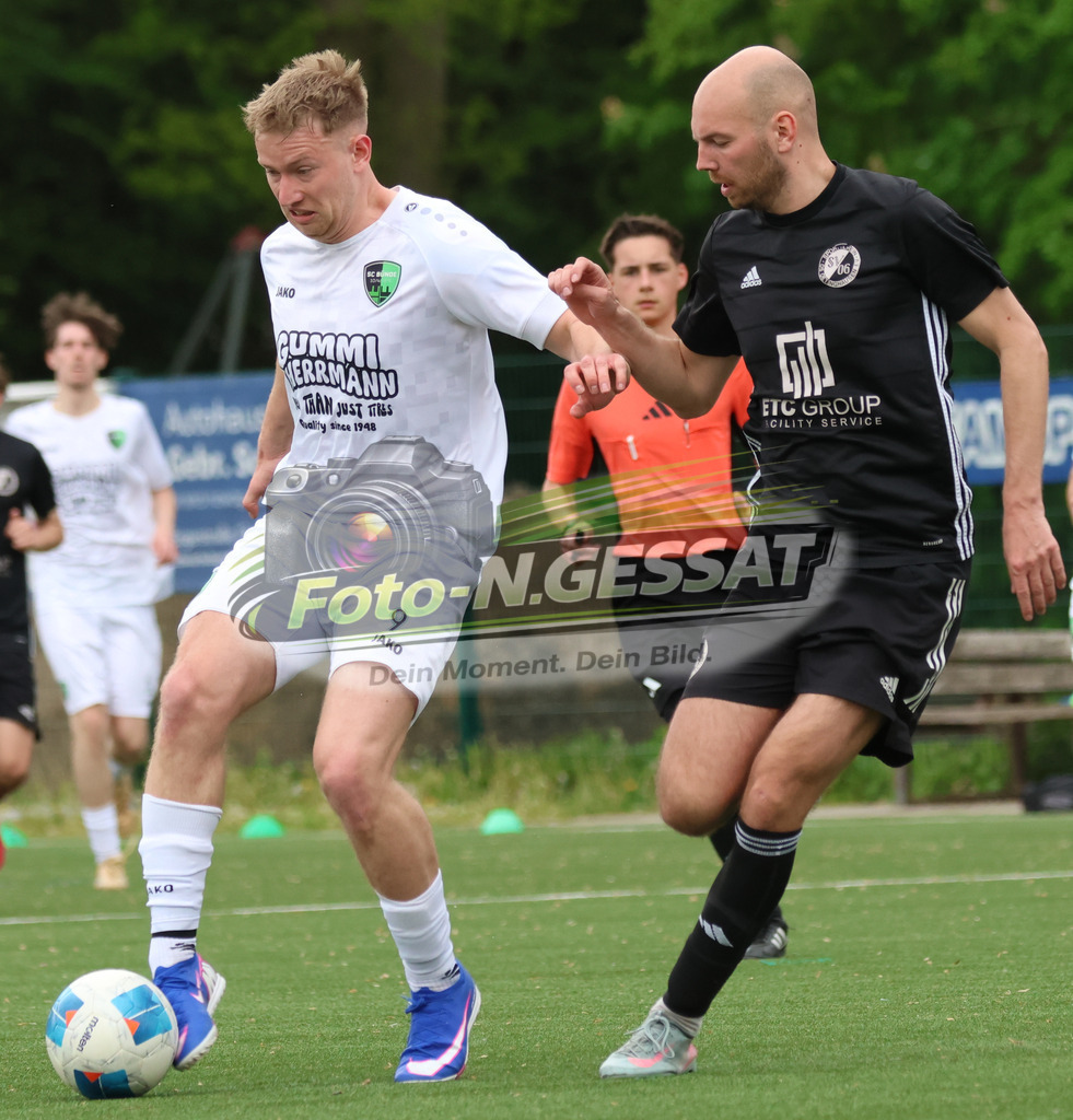 SC Bünde - SV Oetinghausen | Auf dem Bild zu sehen: weiß SC Bünde: Lukas Henning ; schwarz SV Oetinghausen: Julius WeinertSC Bünde, SV Oetinghausen, Saison 25/26, Bezirksliga, Hunnebrock, Deutschland - Realisiert mit Pictrs.com
