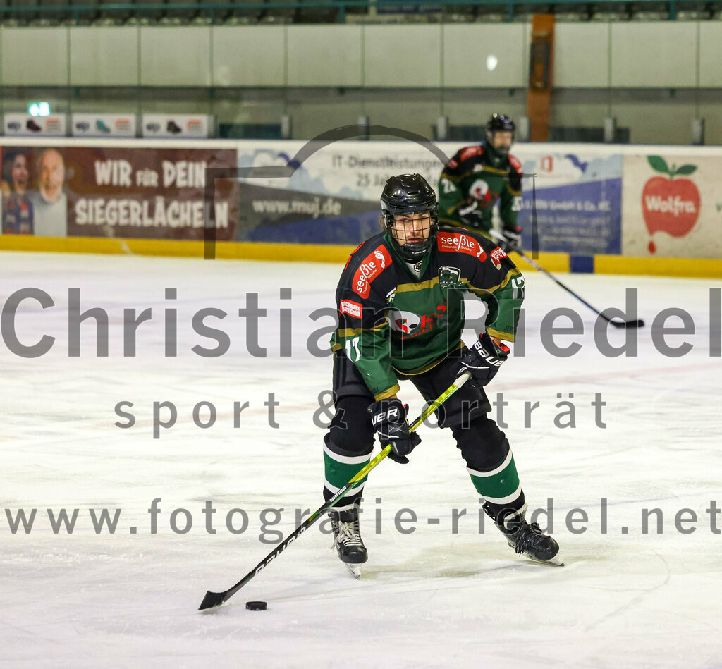 2022-11-26_038_TSV_Erding_gegen_ESC_Geretsried | Erding, Deutschland, 26.11.2022:
Eishockey, Bayernliga U20 2022 / 2023, xx. Spieltag, TSV Erding gegen ESC Geretsried, Endergebnis: 5:3

Lucas Lehner (Erding Gladiators, #17)

Foto: Christian Riedel / fotografie-riedel.net