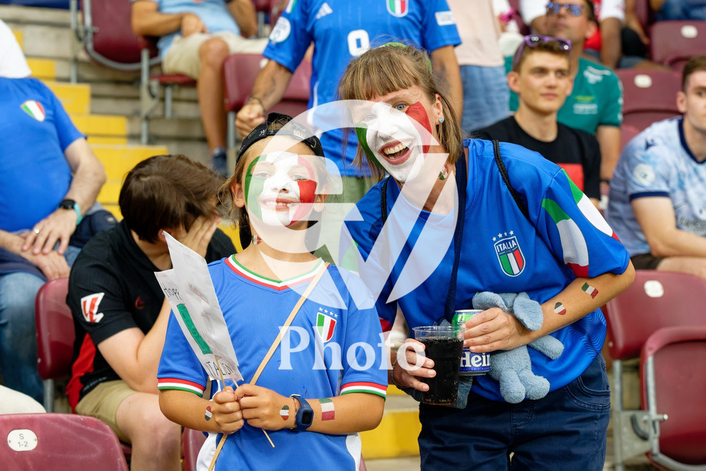 Norway v Italy - UEFA Women's EURO 2025 Quarter-Final | GENEVA, SWITZERLAND - JULY 16: Fans of Italy are seen before the UEFA Women's EURO 2025 Quarter-Final match between Norway and Italy at Stade de Geneve on July 16, 2025 in Geneva, Switzerland. (Photo by Giuseppe Velletri/Sports Press Photo/Getty Images)
