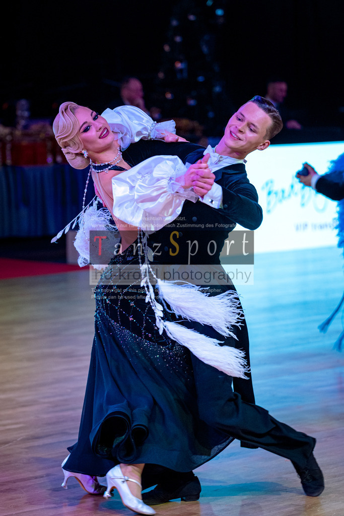20251212_WDSF_World_Ch_Cup_RS-Std_0822-2 | Tanzsportbilder, Standardtanz, Lateintanz, WDSF, DTV, LTVB, dancecomp, goc, hessen tanzt, blaues band der spree, walzer, tango, wiener walzer, slowfox, quickstepp, samba, rumba, cha-cha-cha, paso doble. jive, hd-kroft photography, turniertanzsport