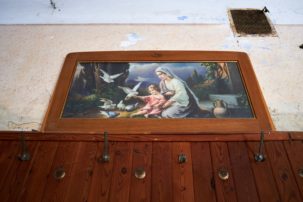 Innenraum einer leeren Gaststätte im Weinviertel | Austria - June 08, 2021: Innenraum einer leeren Gaststätte im Weinviertel, Bild mit heiligem Motiv. - Realisiert mit Pictrs.com