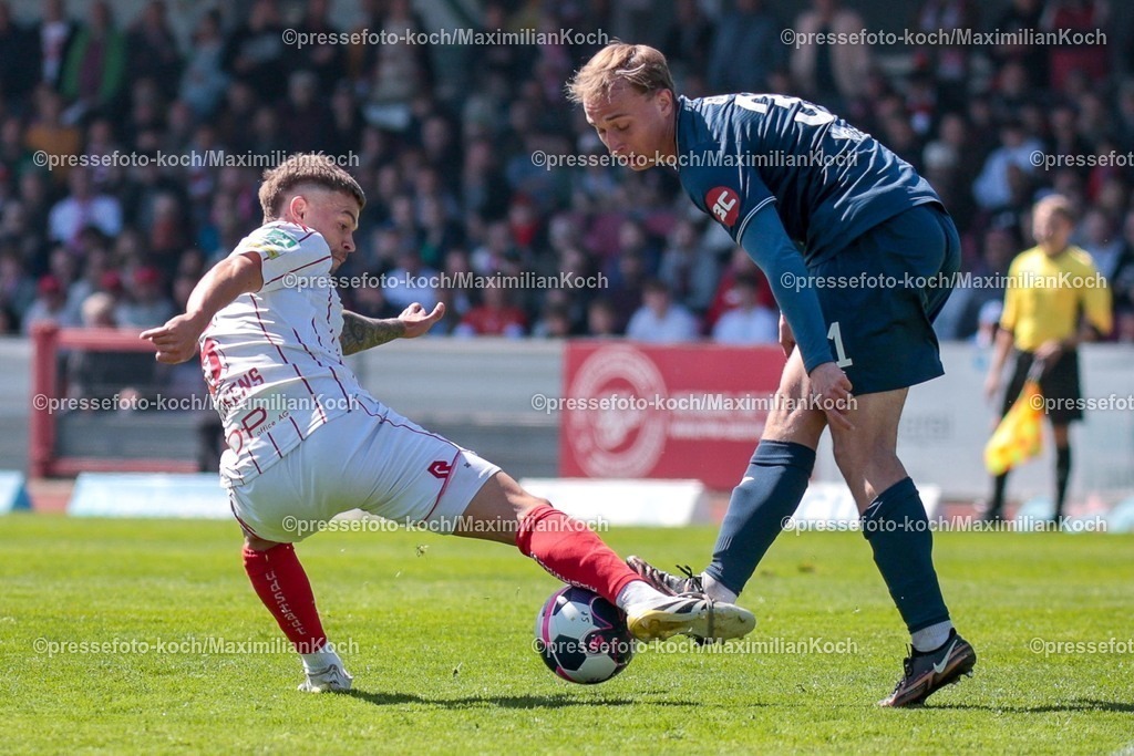 xSEFx25042601032 | 25.04.2026, xsefx, Fußball, RL West, Fortuna Köln - SC Wiedenbrück, 31. Spieltag, Südstadion, Saison 2025 2026: Zweikampf Tom Geerkens (SC Fortuna Köln, 6) und  Fabio Riedl (SC Wiedenbrück, 31)  DFB regulations prohibit any use of photographs as image sequences and or quasi-video. Photo: xSabinexEffgenxPressefotoKochx