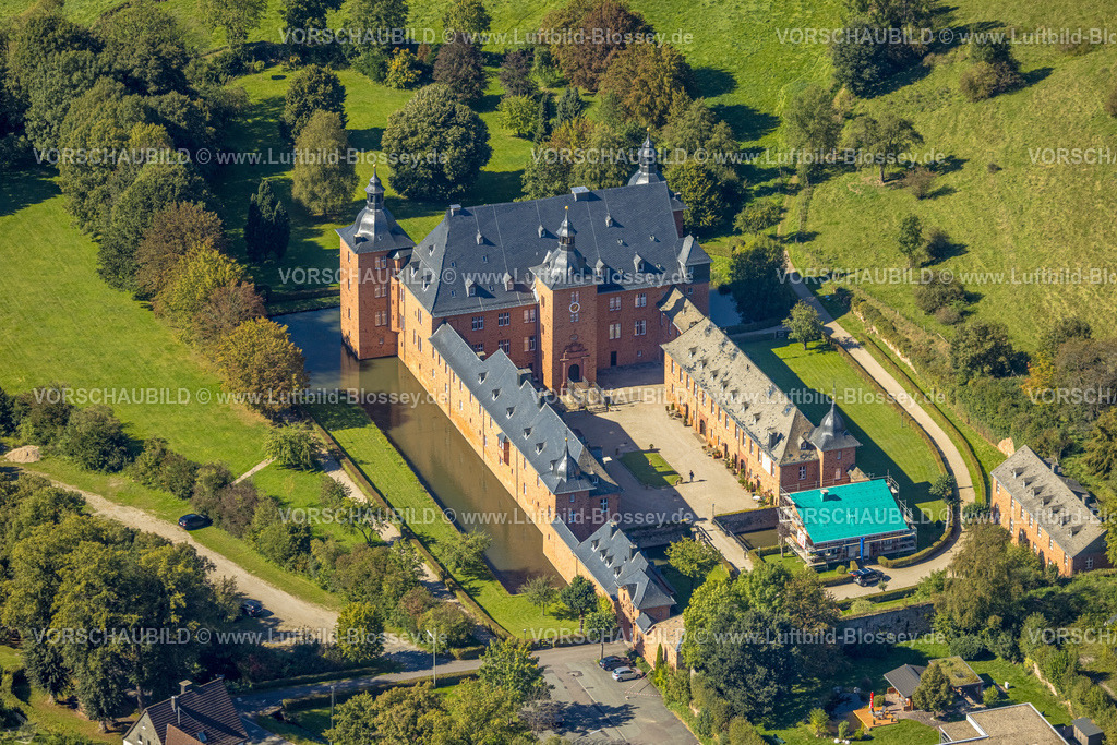 Kirchhundem230910416Oberhundem | Luftbild, Wasserschloss Adolfsburg mit Baustelle und Neubau, Oberhundem, Kirchhundem, Sauerland, Nordrhein-Westfalen, Deutschland