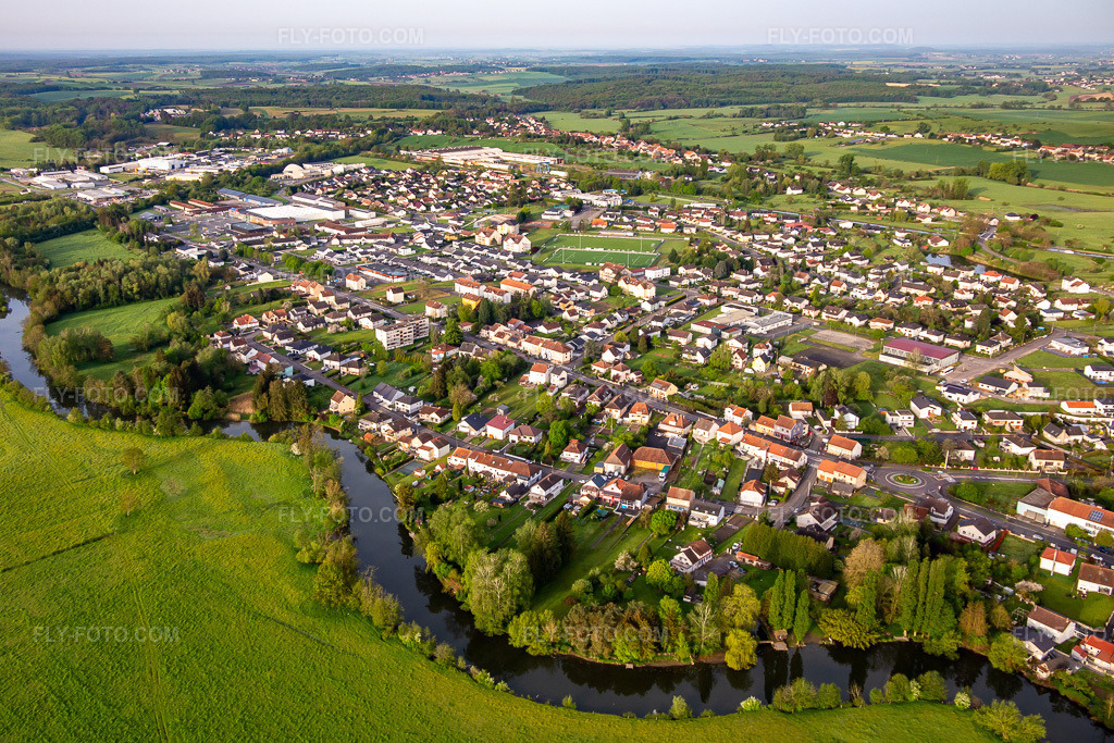 Aerial view: Course of the Saar east of the city in Sarralbe in the state Moselle, France.Photo: IMG_140561.jpg taken on 05/01/2024 by Werner Riehm/FLY-FOTO.comResolution of the original: 5158 x 3438 px