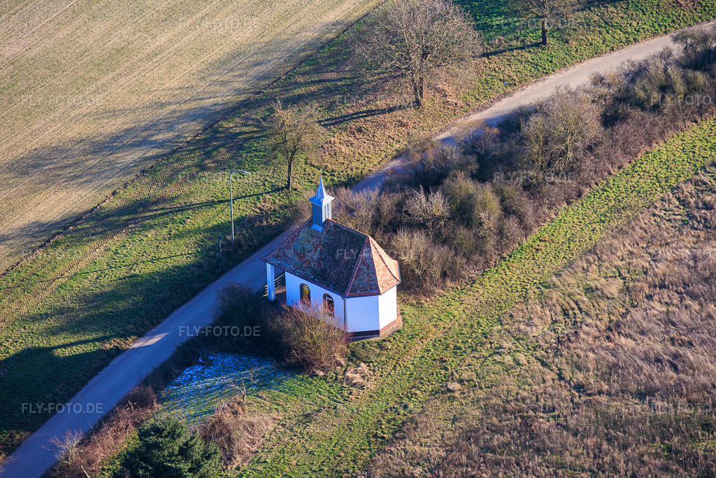 Luftbild: Arme-Seelen-Kapelle in Wörth am Rhein im Bundesland Rheinland-Pfalz in Deutschland. Foto: IMG_152548.jpg vom 31.12.2025 durch Werner Riehm/FLY-FOTO.de