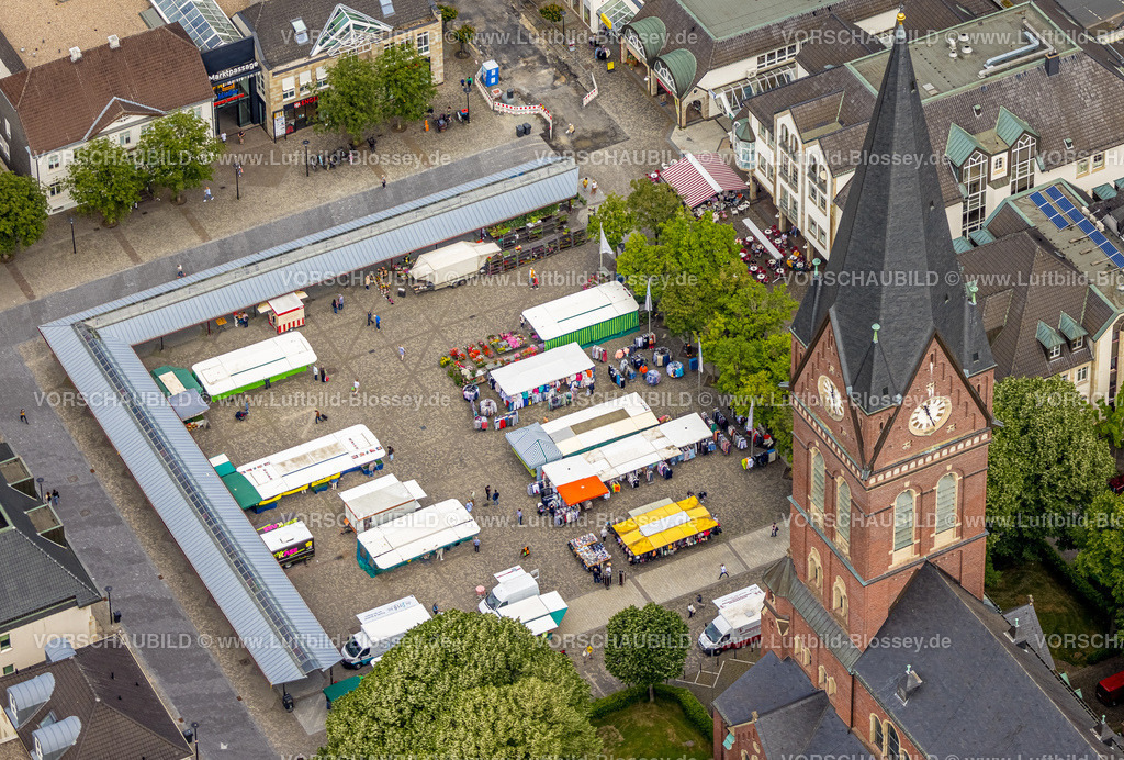 Arnsberg220601284 | Luftbild, Dom zu Neheim St. Johannes-Baptist
und Neheimer Markt, Wochenmarkt, Neheim, Arnsberg, Sauerland, Nordrhein-Westfalen, Deutschland