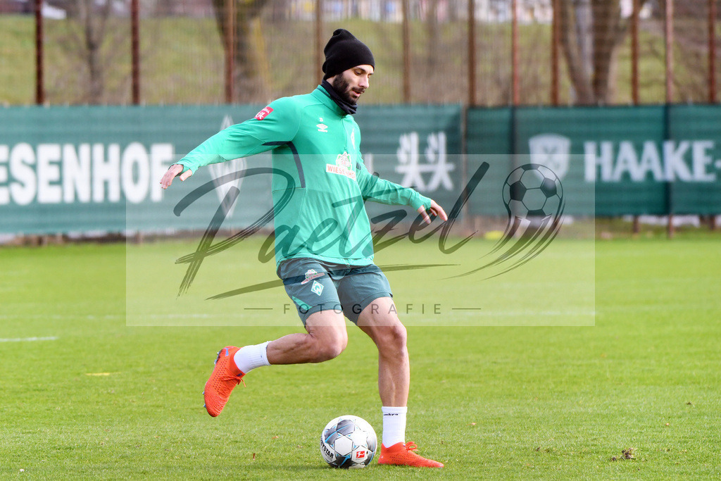 20200212_TRASVW_0061 | Fussball, Herren: Oemer Toprak (Werder Bremen) in Aktion, am Ball, Einzelaktion waehrend der Trainingseinheit des SV Werder Bremen auf dem wohninvest Weserstadion Trainingsplatz am 12.02.2020 in Bremen, Deutschland. - Realisiert mit Pictrs.com