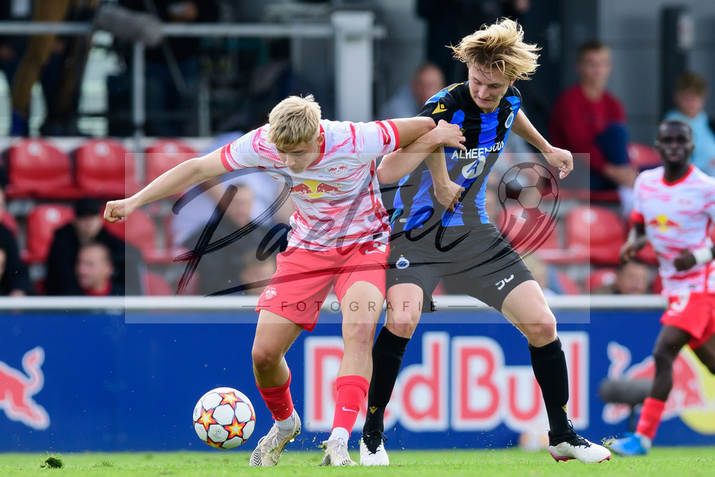 YLLEBR20210928_052 | Fussball, A-Junioren: Julius Pfennig (RB Leipzig) und Cisse Sandra (Club Brugge KV) im Zweikampf beim Spiel der UEFA Youth League zwischen RB Leipzig und FC Bruegge im Stadion am Cottaweg am 28.09.2021 in Leipzig, Deutschland. - Realisiert mit Pictrs.com