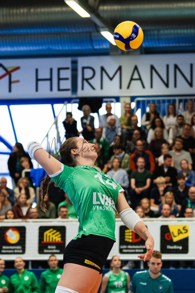 Volleyball, 1. Bundesliga Frauen, Hauptrunde, 1. Spieltag, Saison 2025/2026: USC Münster - SSC Palmberg Schwerin | 1. Bundesliga Frauen, Hauptrunde, 1. Spieltag, Saison 2025/2026, USC Münster empfängt SSC Palmberg Schwerin in der Sporthalle Berg Fidel in Münster. Foto: sportfotografie.ms | Markus Paletta - Realisiert mit Pictrs.com