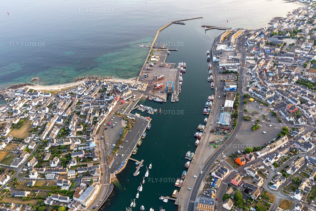 Luftbild: Haliotika - La Cité de la Pêch in Guilvinec im Bundesland Finistère in Frankreich. – Foto: IMG_132660.jpg vom 17.06.2022 durch Werner Riehm/FLY-FOTO.de – Auflösung des Originals: 5472 x 3648 px