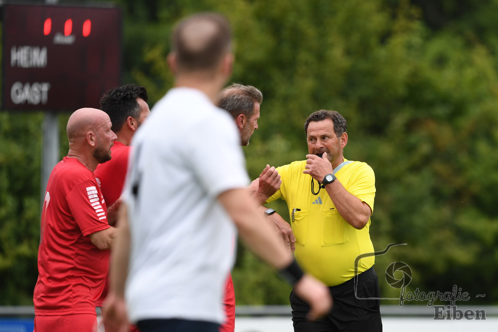 SV Brake Ü40-BW Bümmerstede (Ü40) | Kreispokal Finale Jade-Weser-Hunte Ü40; SV Brake Ü40 (rot)-BW Bümmerstede Ü40 (weiß) am 15.06.2025 in Rastede (Sportanlage Köttersweg), Photo: Philip Eiben 2025 - Realisiert mit Pictrs.com