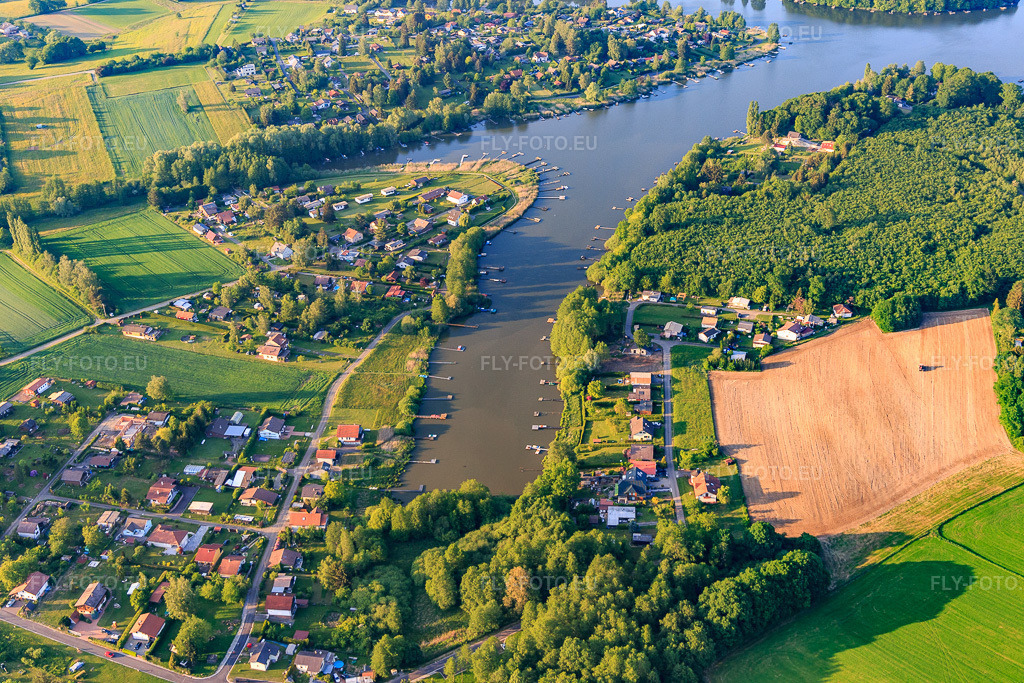 Vue aérienne: L'étang Holving, Étang de Hirbach à Hilsprich dans le département Moselle, France – .Photo: IMG_107382.jpg prise le 19/05/2018 par Werner Riehm/FLY-FOTO.eu – Résolution de l'original: 5472 x 3648 px