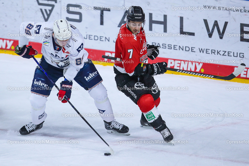 KoeDEL08032401026 | 08.03.2024, Köln, Eishockey, Penny DEL, 52. Spieltag, Lanxess-Arena, Kölner Haie - Adler Mannheim: David Wolf (Adler Mannheim) gegen Nicholas Bailen (Kölner Haie)