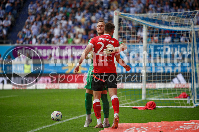 03.05.2026, GER, Fussball, Herren, 3. Liga, Saison 2025/2026, MSV Duisburg - FC Energie Cottbus | Marius Funk (Cottbus) und Mladen Cvjetinovic (Cottbus) gestikuliert, Gestik 
