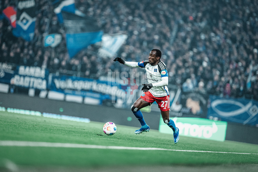 Fußball | Männer | Saison 2023/2024 | 2. Fußball-Bundesliga | 21. Spieltag | Hamburger SV vs. Hannover 96 | 09.02.2024 | Jean-Luc Dompe (#27, HSV) am Ball