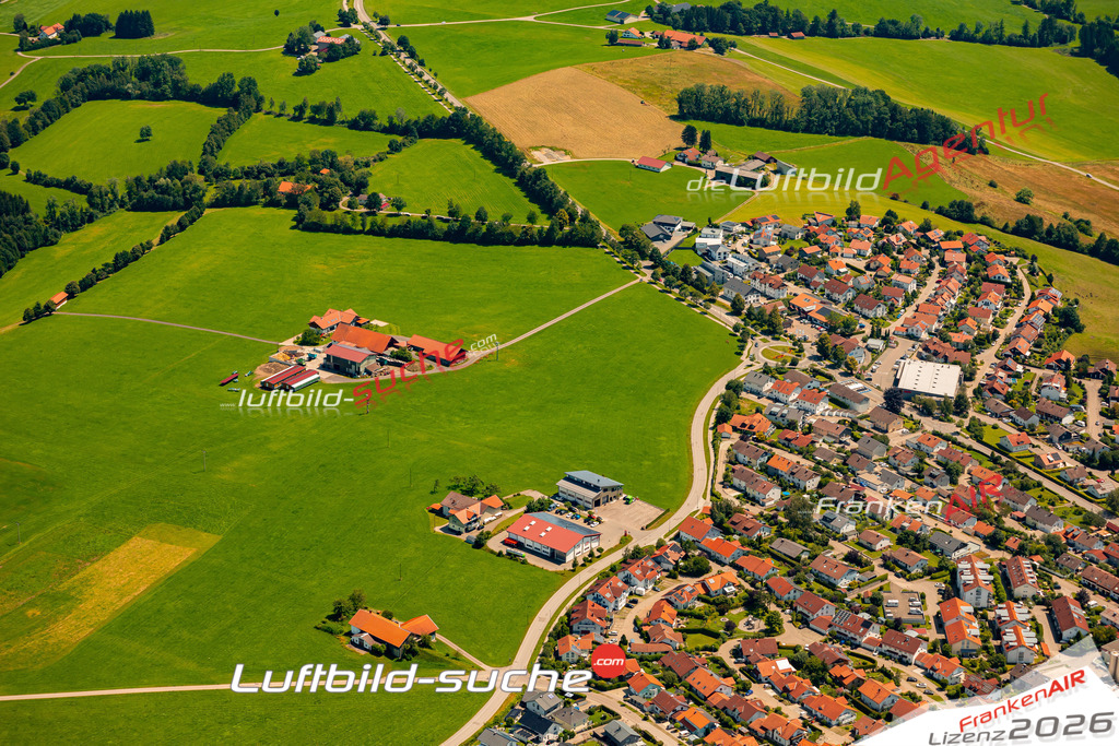 Das Luftbild zeigt :  Altusried - Die Luftaufnahme wurde 2024 vom UL-Flugzeug aus erstellt ( keine Drohne ) - Hochauflösende Luftaufnahme - Für grossformatige Ausdrucke geeignet. Die Geschenkidee !Mit Lizenz und Bildrechte bestellbar