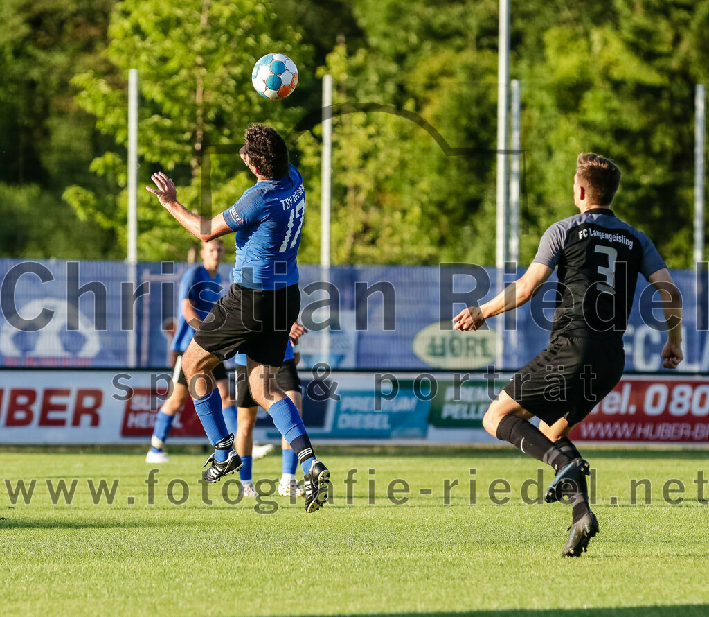 2023-07-14_031_FC_Langengeisling_gegen_FC_Velden-Eberspoint | Erding, Deutschland, 14.07.2023:
Fußball, Bezirksliga Oberbayern Ost 2023 / 2024, Testspiel, FC Langengeisling gegen FC Velden-Eberspoint, Endergebnis: 5:0

Martin Breiteneicher (FC Velden-Eberspoint, #17), Niko Simak (FC Langengeisling, #3)

Foto: Christian Riedel / fotografie-riedel.net