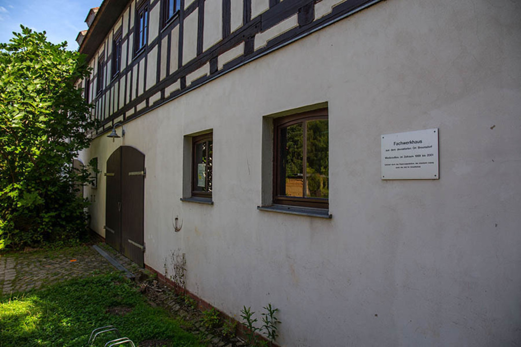 Dölitzer Wassermühle - Mühlenhauptgebäude | Entdecke über 20 Kategorien Leipzig-Motive: Foto-Downloads, hochwertige Poster, Leinwand- & Fine-Art-Prints. Jetzt Lieblingsfoto im Bildlexikon Leipzig Shop bestellen!