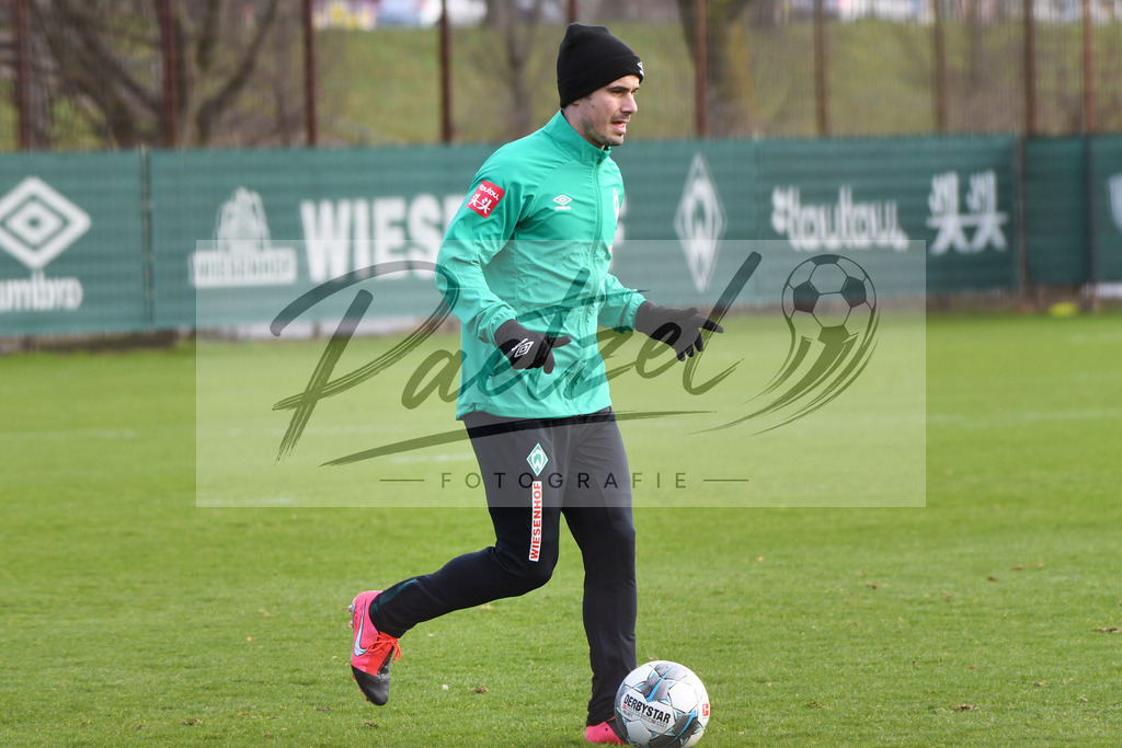 20200212_TRASVW_0071 | Fussball, Herren: Fin Bartels (Werder Bremen) in Aktion, am Ball, Einzelaktion waehrend der Trainingseinheit des SV Werder Bremen auf dem wohninvest Weserstadion Trainingsplatz am 12.02.2020 in Bremen, Deutschland. - Realisiert mit Pictrs.com