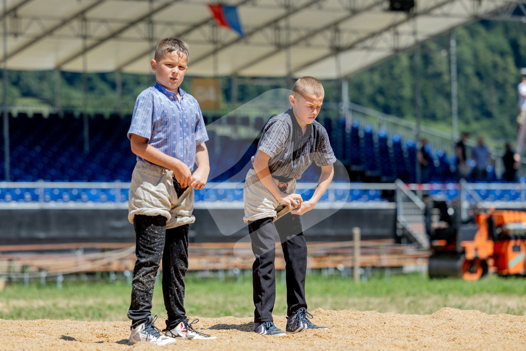 SchwyzerJung2026_00048 | Die Schwinger des Schwyzer Kantonalen Schwingerverbandes: Fotos, die Dynamik und Leidenschaft festhalten, sowie emotionale Momente aus dem traditionellen Schwingsport zeigen. - Realisiert mit Pictrs.com