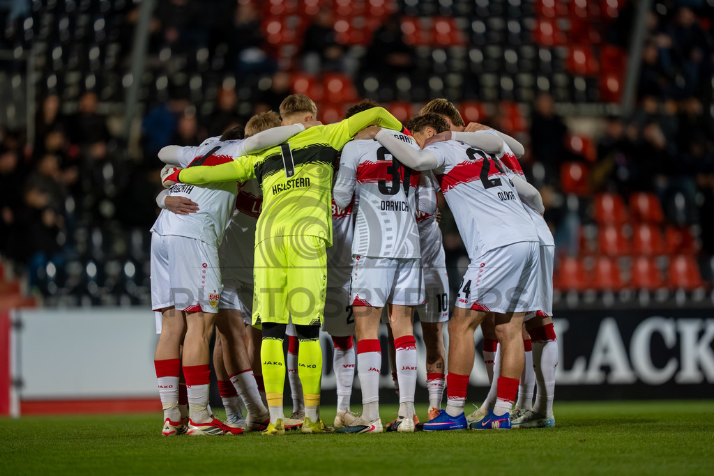 VfB Stuttgart II vs. FC Energie Cottbus, Fussball, 3.Liga, 27. Spieltag, Saison 2025/2026, 03.03.2026 | VfB Stuttgart II schwört sich ein,VfB Stuttgart II vs. FC Energie Cottbus, Fussball, 3.Liga, 27. Spieltag, Saison 2025/2026, 03.03.2026Foto: photosbyphips/Philip Ziegler