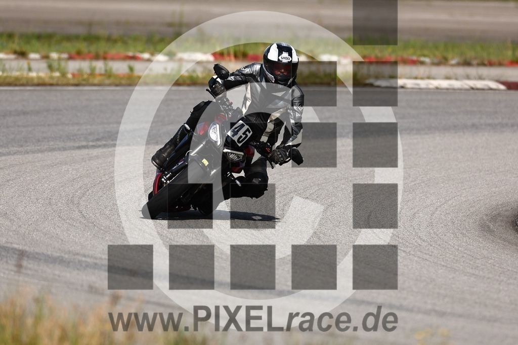 0045-20250714_02046 | Schöne Erinnerungen an spannende Momente - das festzuhalten ist unser Job. PIXELrace.de ist seit 2003 auf den Rennstrecken Europas unterwegs um die Action draußen beim Fahren und die wunderbare Stimmung imm Fahrerlager für euch einzufangen.