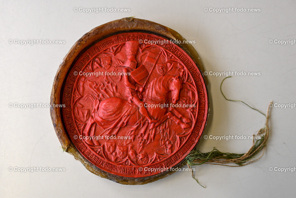 Stadtarchiv Linz_ Urkunden_ 28.04.2023-3 | 28.04.2023,Linz, AUT, Neues Rathaus, Stadtarchiv, im Bild  Reitersiegel der Urkunde Rudolf IV. der Stifter, 31. Maerz 1362, Verleihung des Bannmeilen- und Repressalienrechts