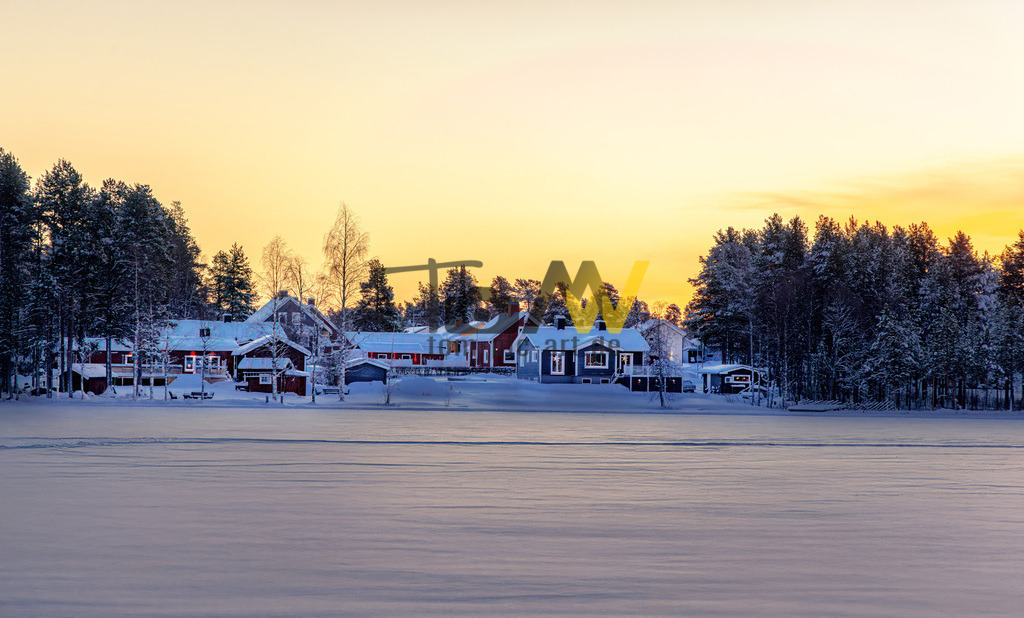 Schwedische Häuser in winterlicher Atmosphäre-Tagesanbruch | Es handelt sich um eine Aufnahme, die kleine, typisch schwedische Häuser in Arvidsjaur bei Sonnenaufgang in tiefem Winter zeigt. Details zur AufnahmeOrt: Arvidsjaur, SchwedenBeschreibung: Eine Ansammlung typischer schwedischer Häuser in winterlicher Atmosphäre bei Tagesanbruch.Die Häuser in Schweden sind oft aus Holz gebaut und für ihre auffälligen Farben, insbesondere das Falunrot (oder Schwedenrot), bekannt.  - Realisiert mit Pictrs.com