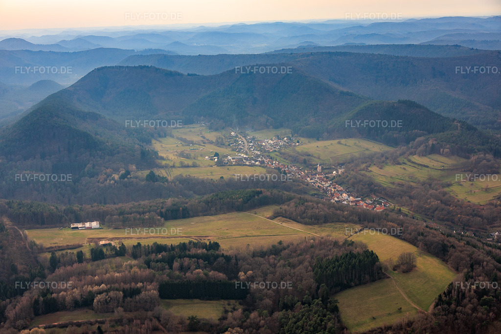 Luftbild: Flugplatz Söller in Bundenthal im Bundesland Rheinland-Pfalz in Deutschland. Foto: IMG_153339.jpg vom 06.03.2026 durch Werner Riehm/FLY-FOTO.de