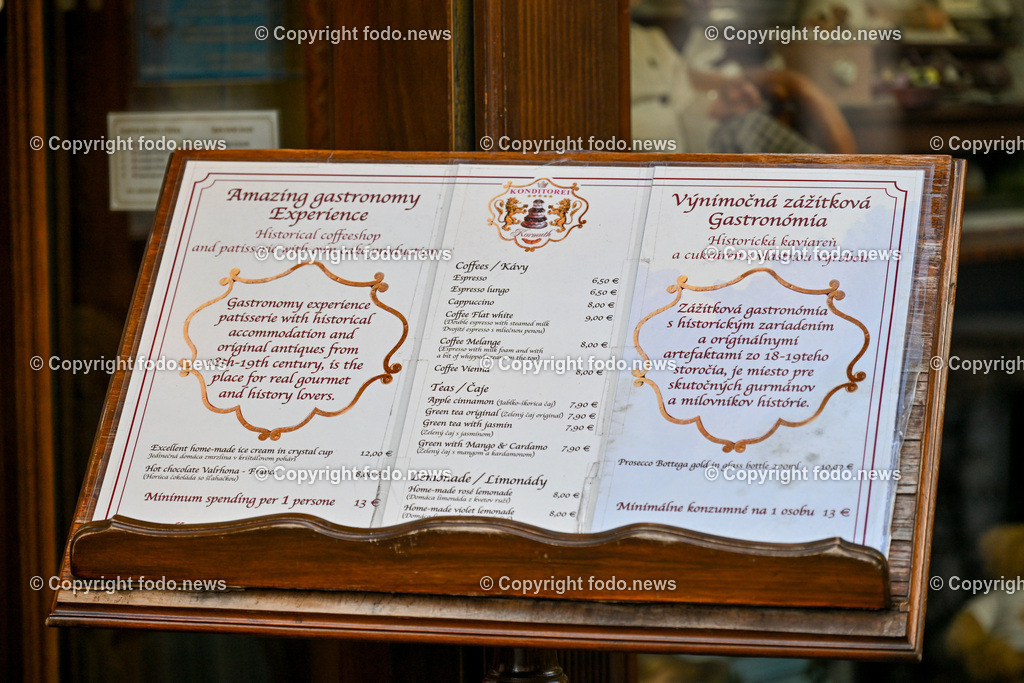 Slowakei_ Bratislavsky kraj_ Bratislava_ 08.10.2024-80 | 08.10.2024, Slowakei, SVK, Bratislavsky kraj, Bratislava, im Bild Bratislava, Stadtansichten, Gebauede, Sehenswurdigkeiten, Tourismus, Touristen, Cafe, Denkmal, Strasse, Donau, Bruecke, Schiff, Burg, Hrad, Ufo, Restaurant, Souvenier, Menschen, Bahnhof, Zug, Hauptstadt