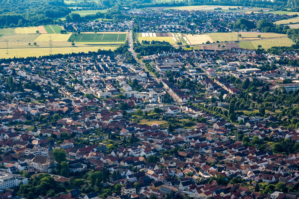 Luftbild: Kuhardter Straße in Rülzheim im Bundesland Rheinland-Pfalz in Deutschland. – Foto: IMG_132326.jpg vom 03.06.2022 durch Werner Riehm/FLY-FOTO.de – Auflösung des Originals: 5472 x 3648 px – VG Ruelzheim