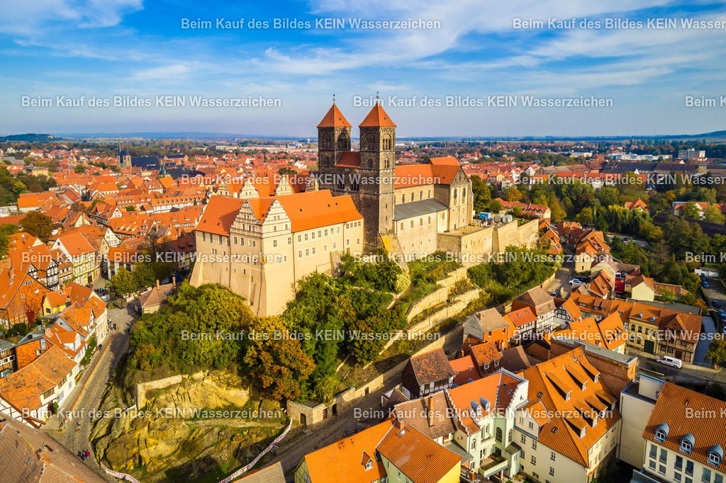 Schloss Quedlinburg UNESCO Harz Herbst-0014 | Luftbild des Schlosses Quedlinburg im Landkreis Harz in Sachsen-Anhalt. Die historische Schlossanlage mit der Stiftskirche St. Servatius liegt auf dem Schlossberg und prägt gemeinsam mit der Altstadt das Stadtbild von Quedlinburg. - Realisiert mit Pictrs.com