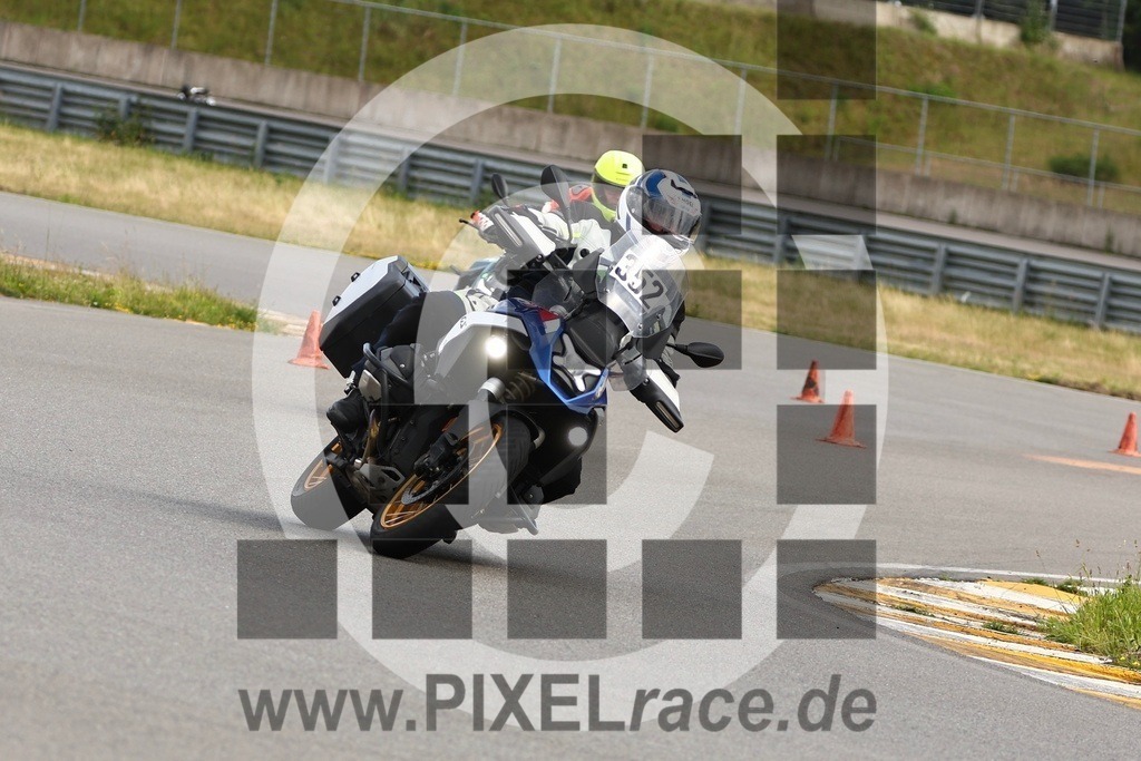 0352-PXR55927 | Schöne Erinnerungen an spannende Momente - das festzuhalten ist unser Job. PIXELrace.de ist seit 2003 auf den Rennstrecken Europas unterwegs um die Action draußen beim Fahren und die wunderbare Stimmung imm Fahrerlager für euch einzufangen.