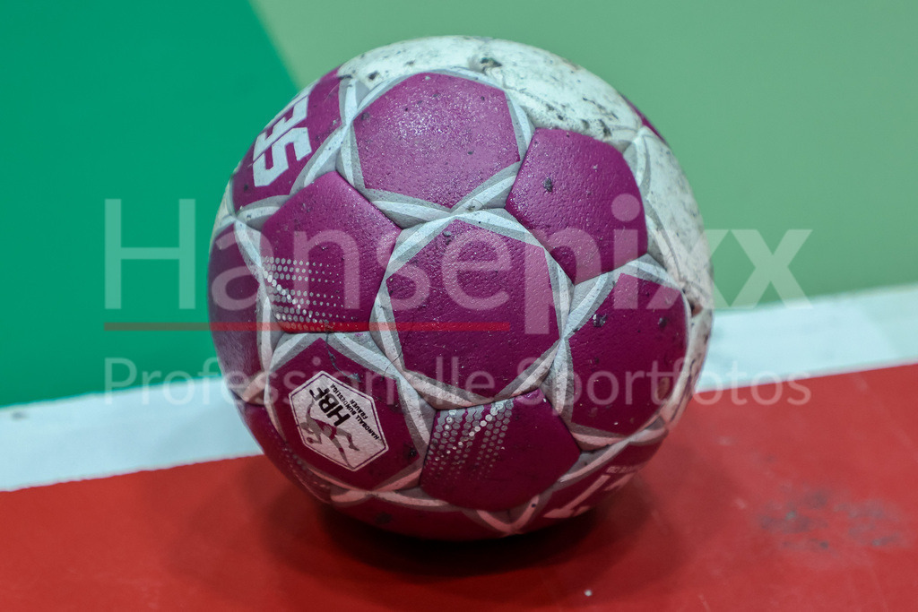 Handball, 2. Bundesliga Frauen, SV Werder Bremen - HL Buchholz 08-Rosengarten | v.li.: Der Spielball liegt auf dem Boden, Spielfeld, Bundesliga, Select, Ultimate HBF, Ultimate Datenbank, Symbolfoto, Symbolbild Handball, Ball